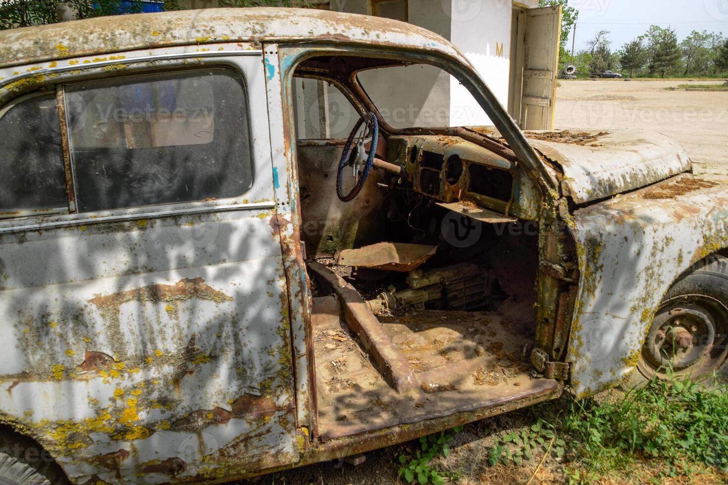 oud roestig Sovjet auto zege . bijzonder exposeren foto