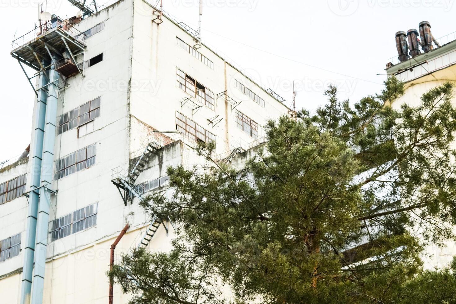 gebouw voor opslaan en drogen graan foto