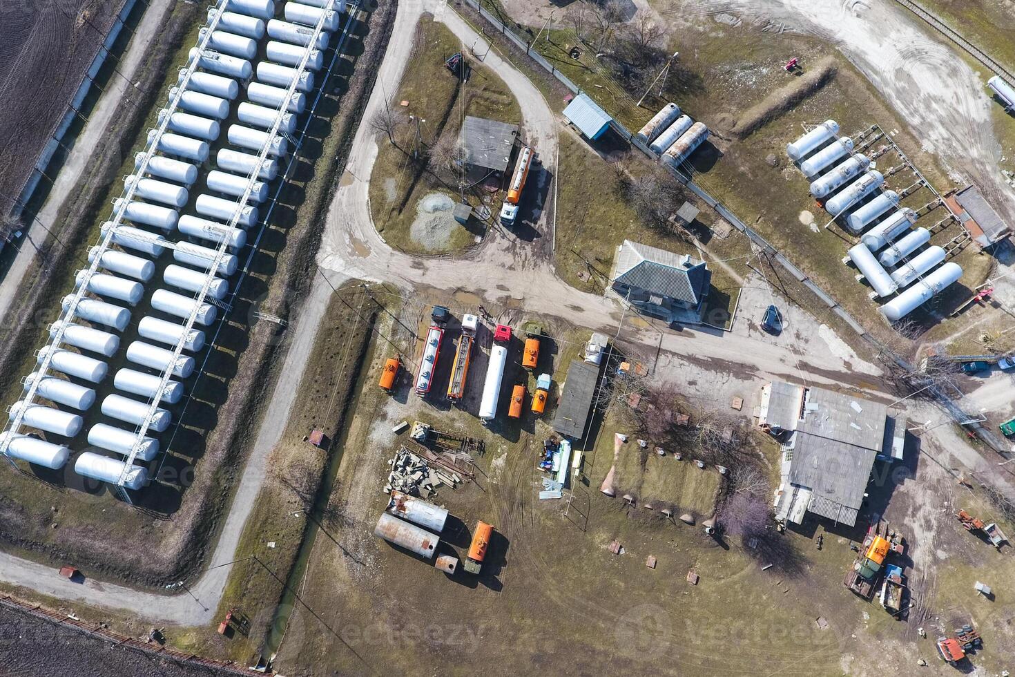 top visie van een klein tank boerderij. opslagruimte van brandstof en smeermiddelen. foto