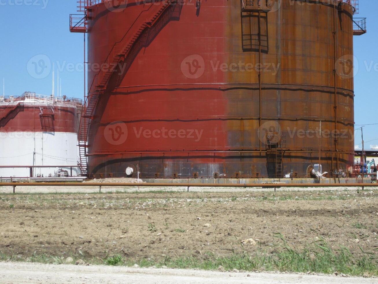 tank de verticaal staal. capaciteiten voor opslagruimte van olie producten foto