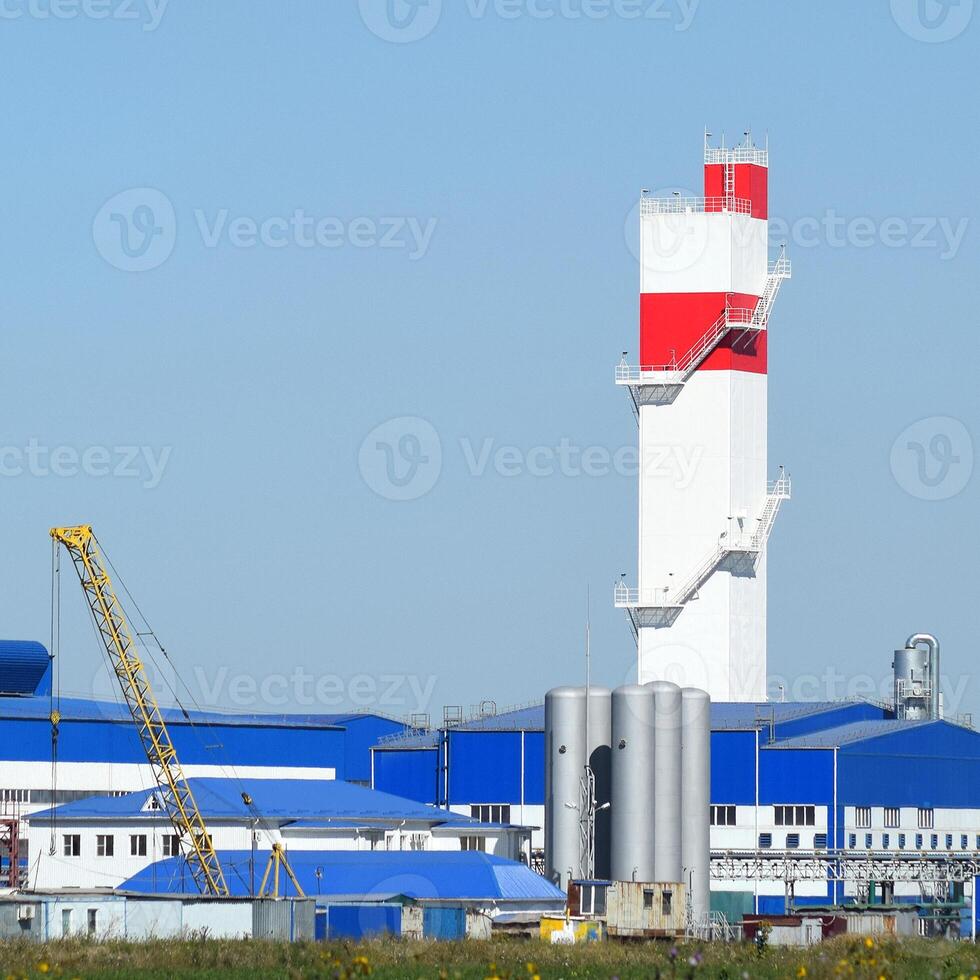 brand toren Bij de fabriek voor de verwerken van vodje metaal. reusachtig fabriek oud metaal raffinaderij foto