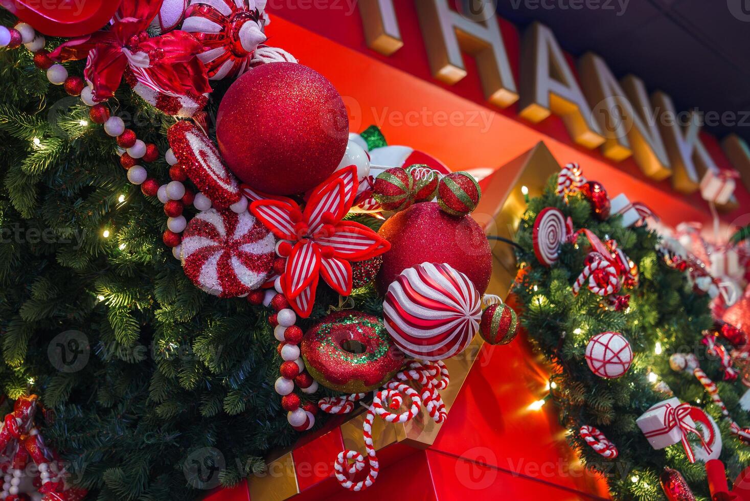 genieten een feestelijk Kerstmis slinger versierd met rood kerstballen, Londen, uk. foto