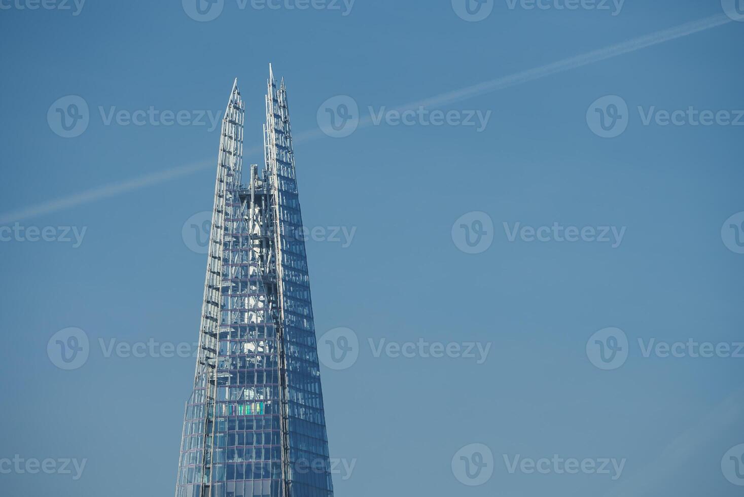 zonovergoten scherf, de iconisch wolkenkrabber, staat tegen Londen blauw lucht, uk. foto