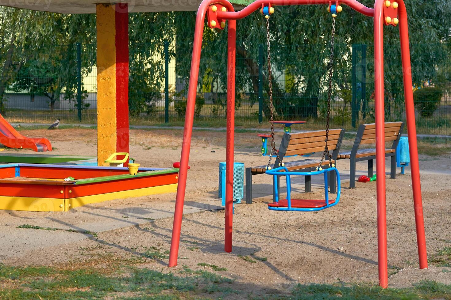 zomer voorjaar kinderen speelplaats met geschilderd speelgoed- glijbaan in park foto