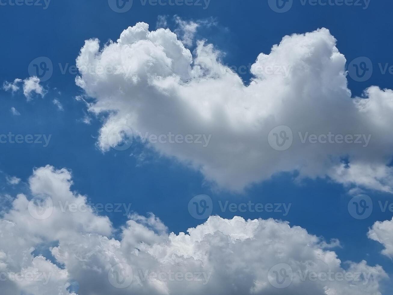 abstract buitenshuis blauw lucht hoog wit wolken achtergrond in zomer helling licht schoonheid achtergrond. mooi helder wolk en kalmte vers wind lucht foto