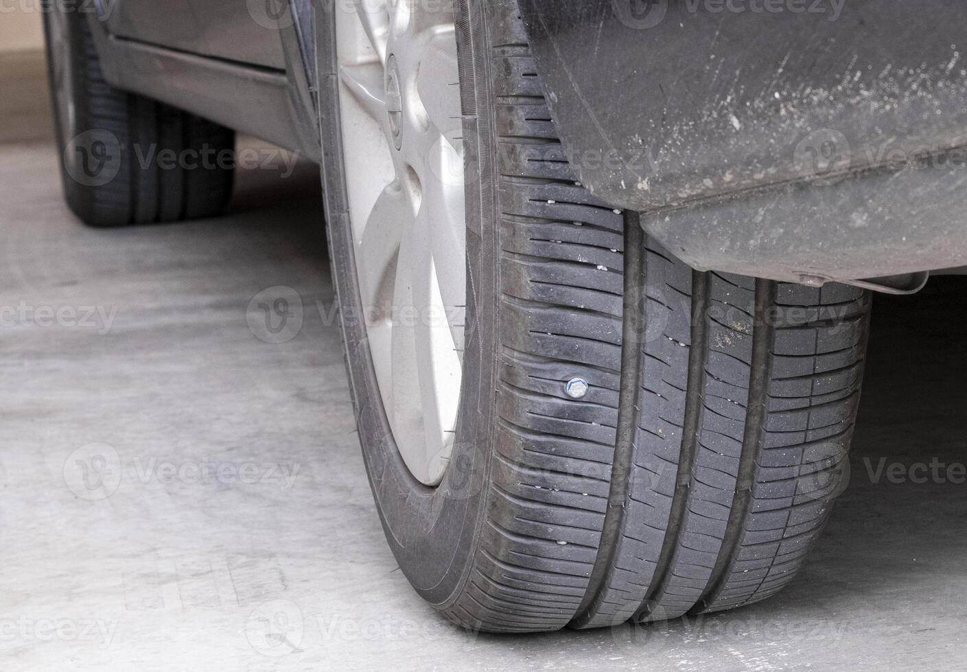 metaal schroeven zetten Aan auto banden laag druk. detailopname van auto band doorboord met ijzer schroeven band lekke band Aan zwart achtergrond met kopiëren ruimte. selectief focus foto