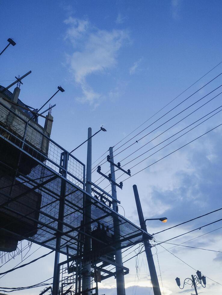 de schroefdraad kabel naar de kant van de snelweg foto