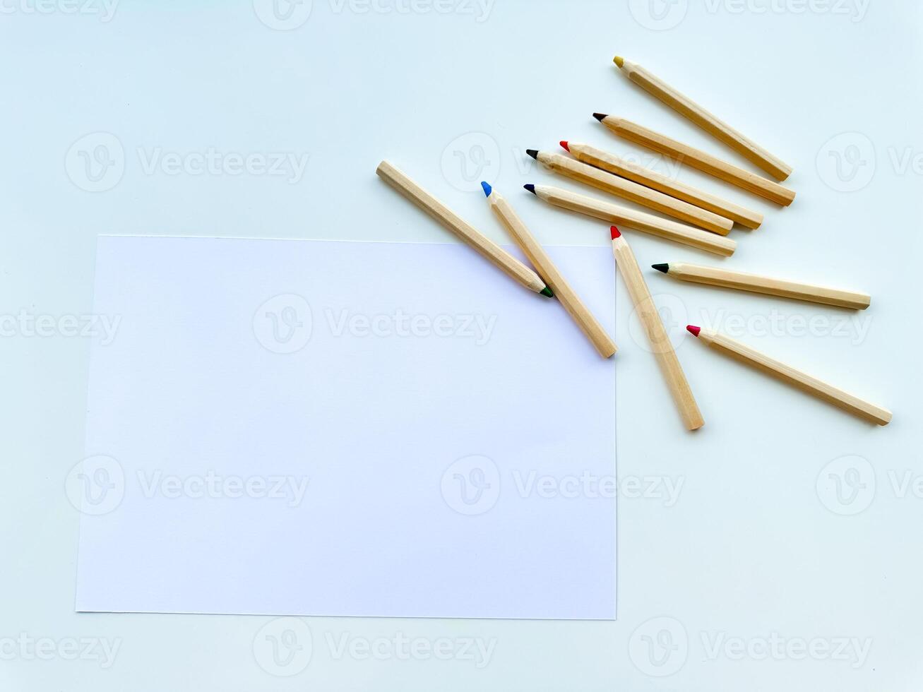 gekleurde potloden Aan tafel, Aan papier, Aan wit achtergrond. top visie. foto