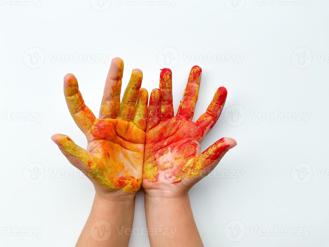 kinderen handen geschilderd met geel en rood verf Aan wit achtergrond. foto