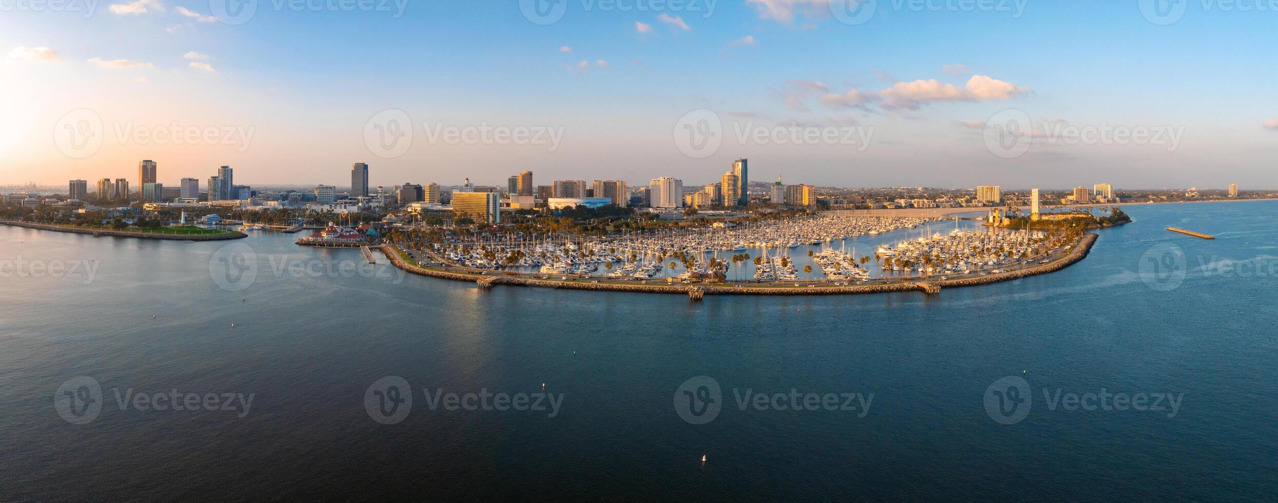 antenne panoramisch visie van de lang strand kustlijn, haven, horizon en jachthaven foto