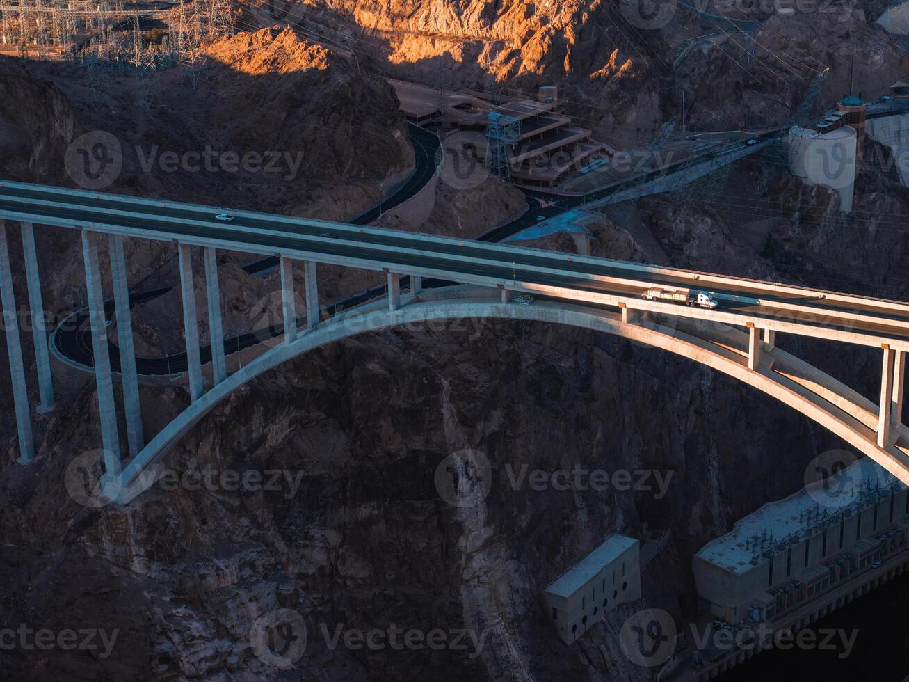 hoover dam Aan de Colorado rivier- op het breukvlak Nevada en Arizona Bij dageraad van bovenstaande. foto