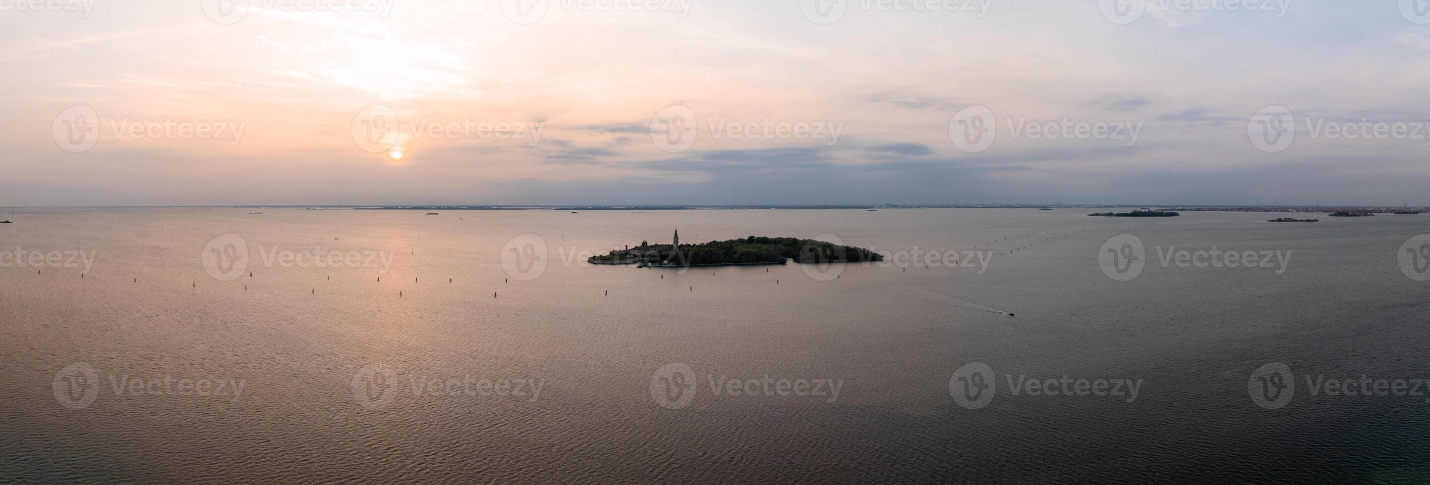 antenne visie van de geplaagd geest eiland van poveglia in de Venetiaanse lagune foto