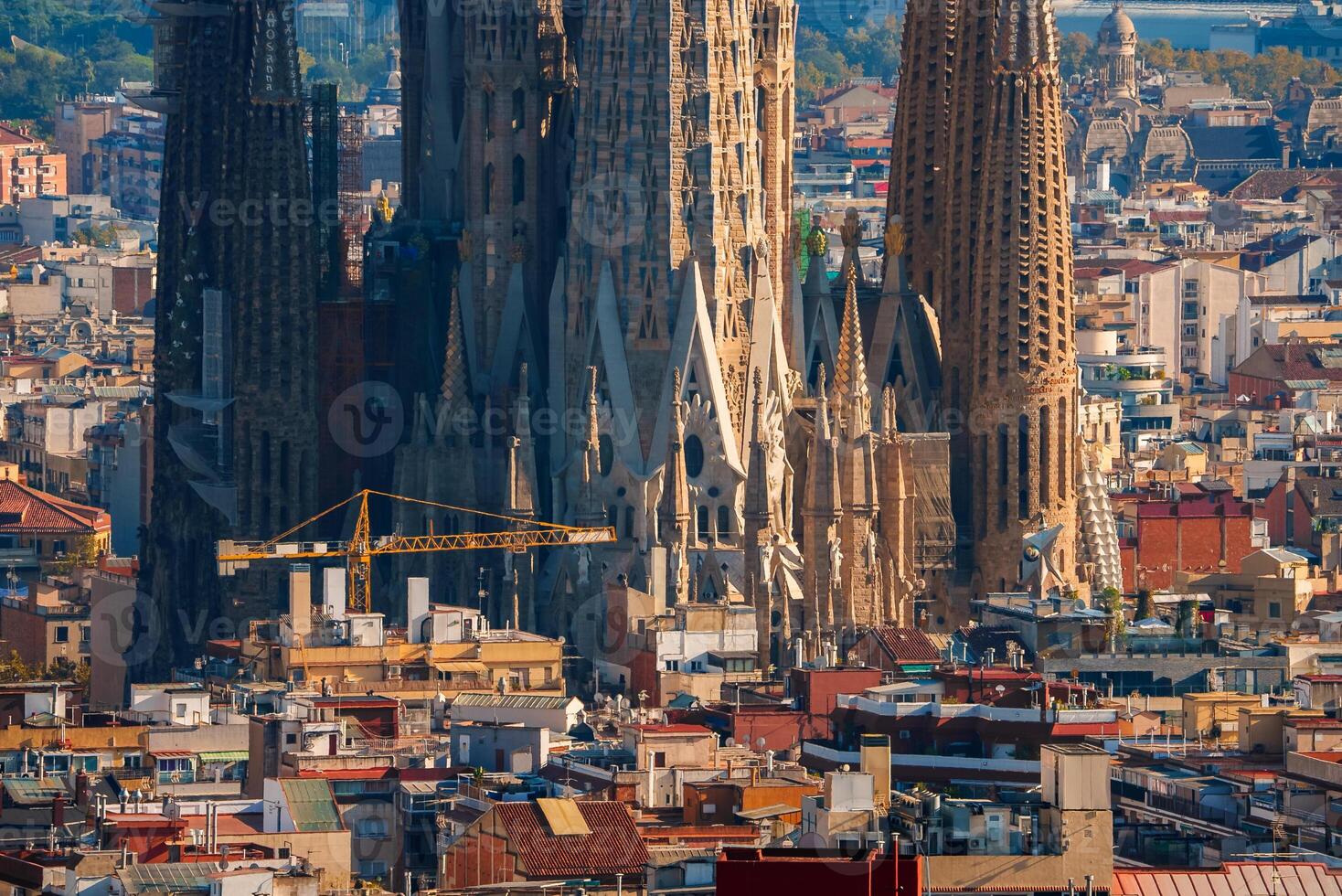 ervaring de sagrada familia naast Barcelona's horizon gedurende gouden uur. foto