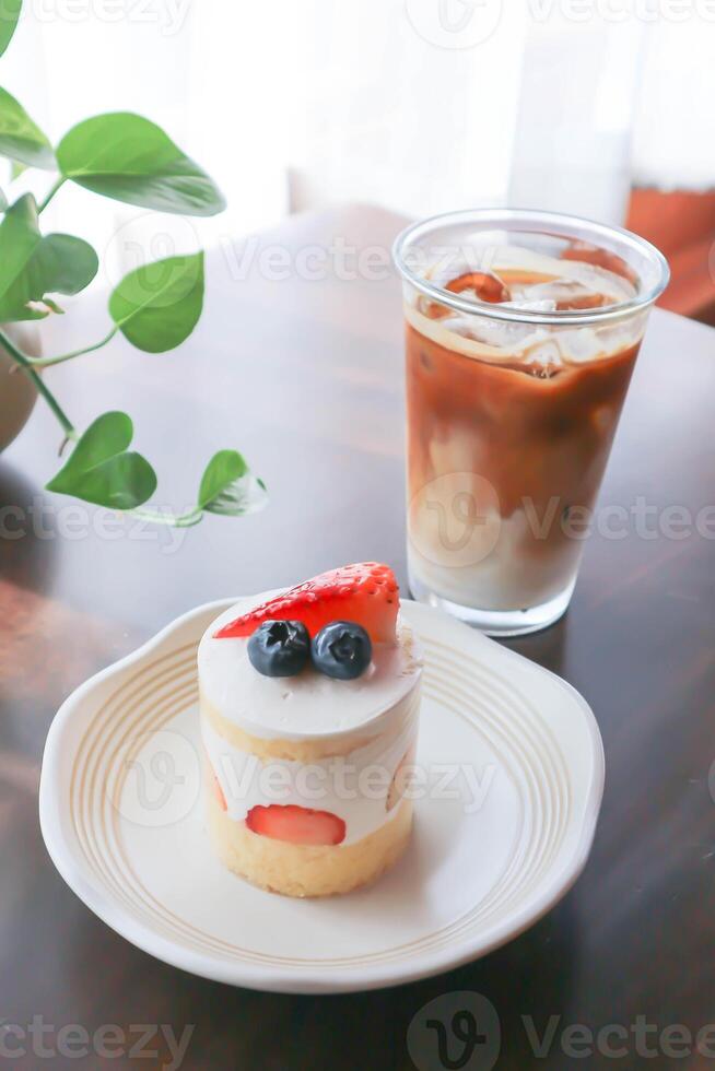 aardbei zandgebakje of aardbei taart met aardbei en bosbes topping en koffie foto