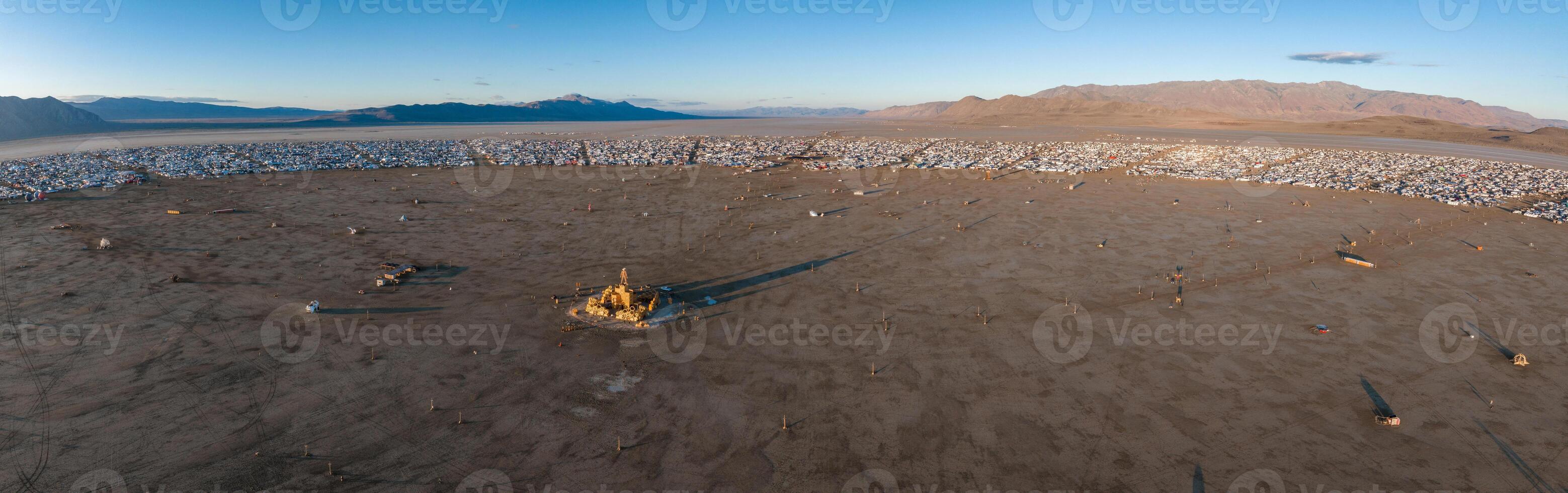 antenne visie van de brandend Mens festival in Nevada woestijn. zwart rots stad van bovenstaande. foto
