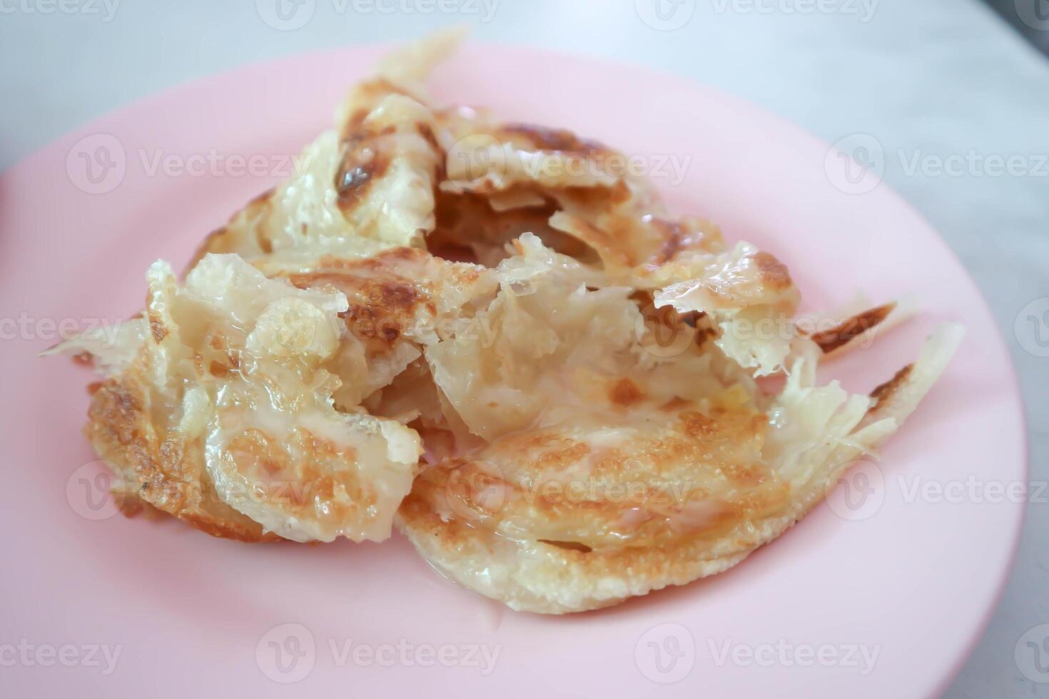 roti of naan , gebakken roti met gezoet gecondenseerd melk foto