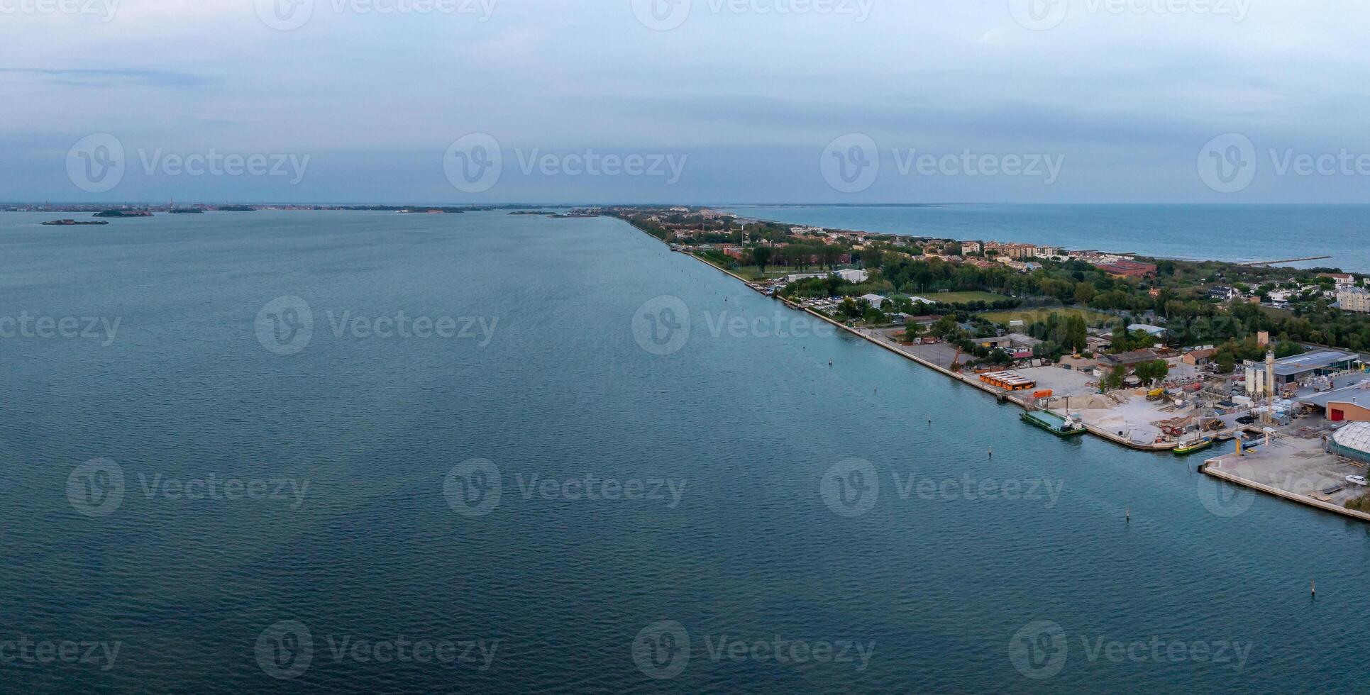 luchtfoto van het eiland lido de venezia in venetië, italië. foto