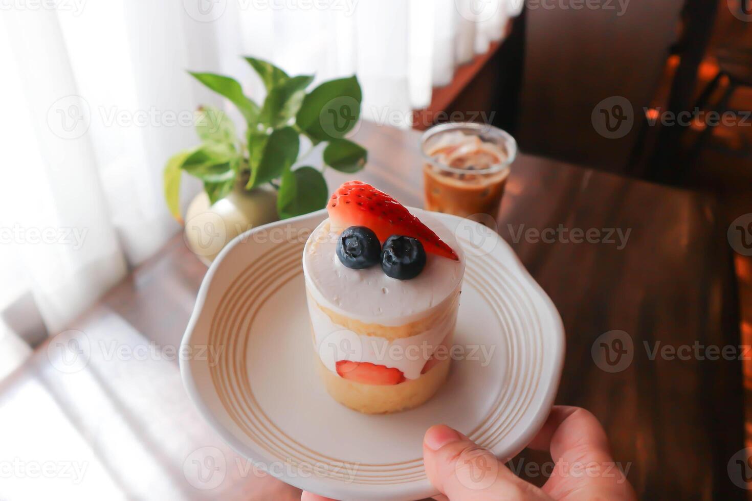 aardbei zandgebakje of aardbei taart met aardbei en bosbes topping en koffie foto