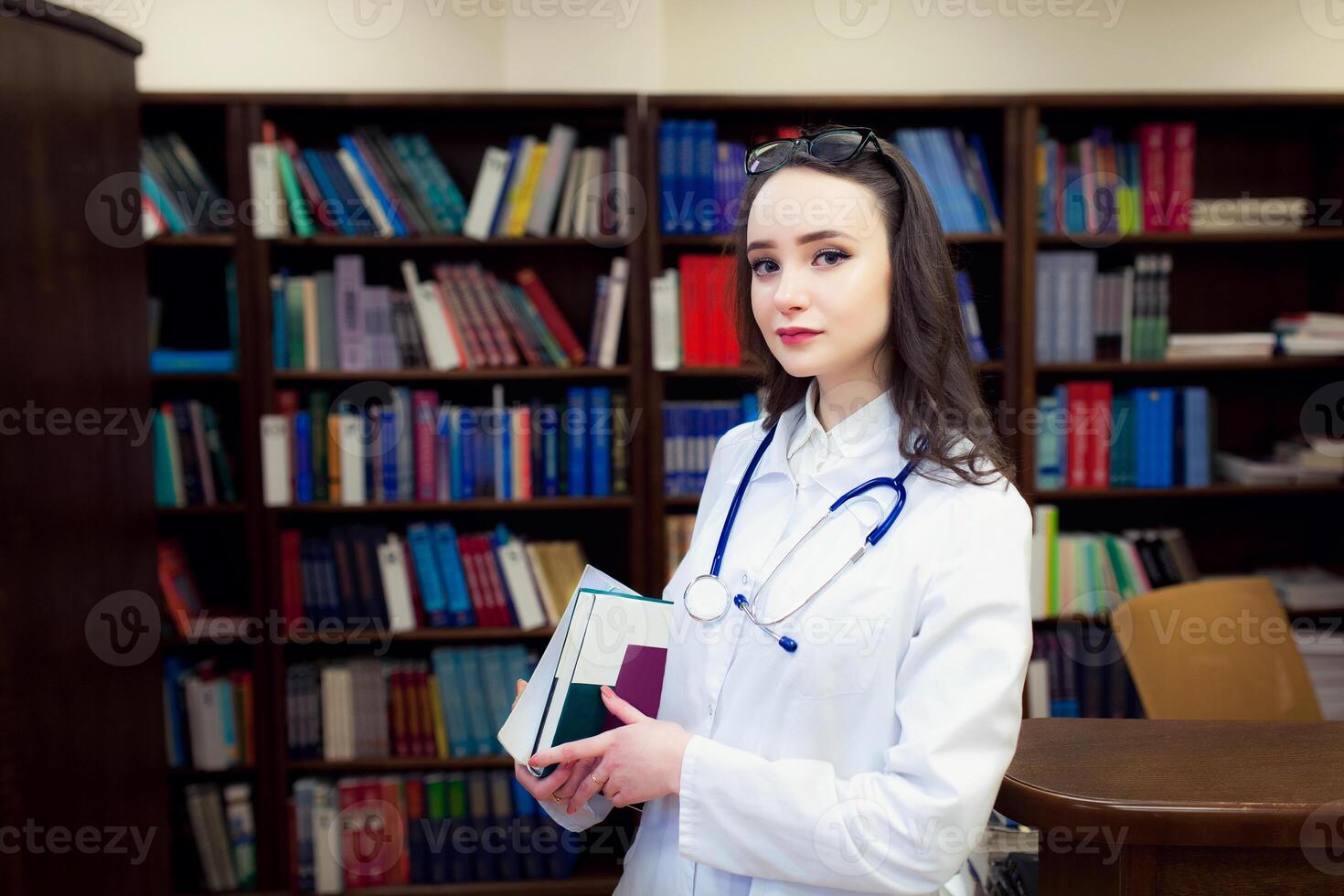 dokter mooi medisch leerling in bibliotheek foto