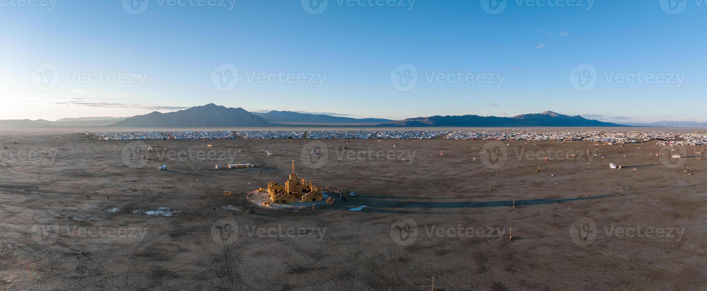 antenne visie van de brandend Mens festival in Nevada woestijn. zwart rots stad van bovenstaande. foto