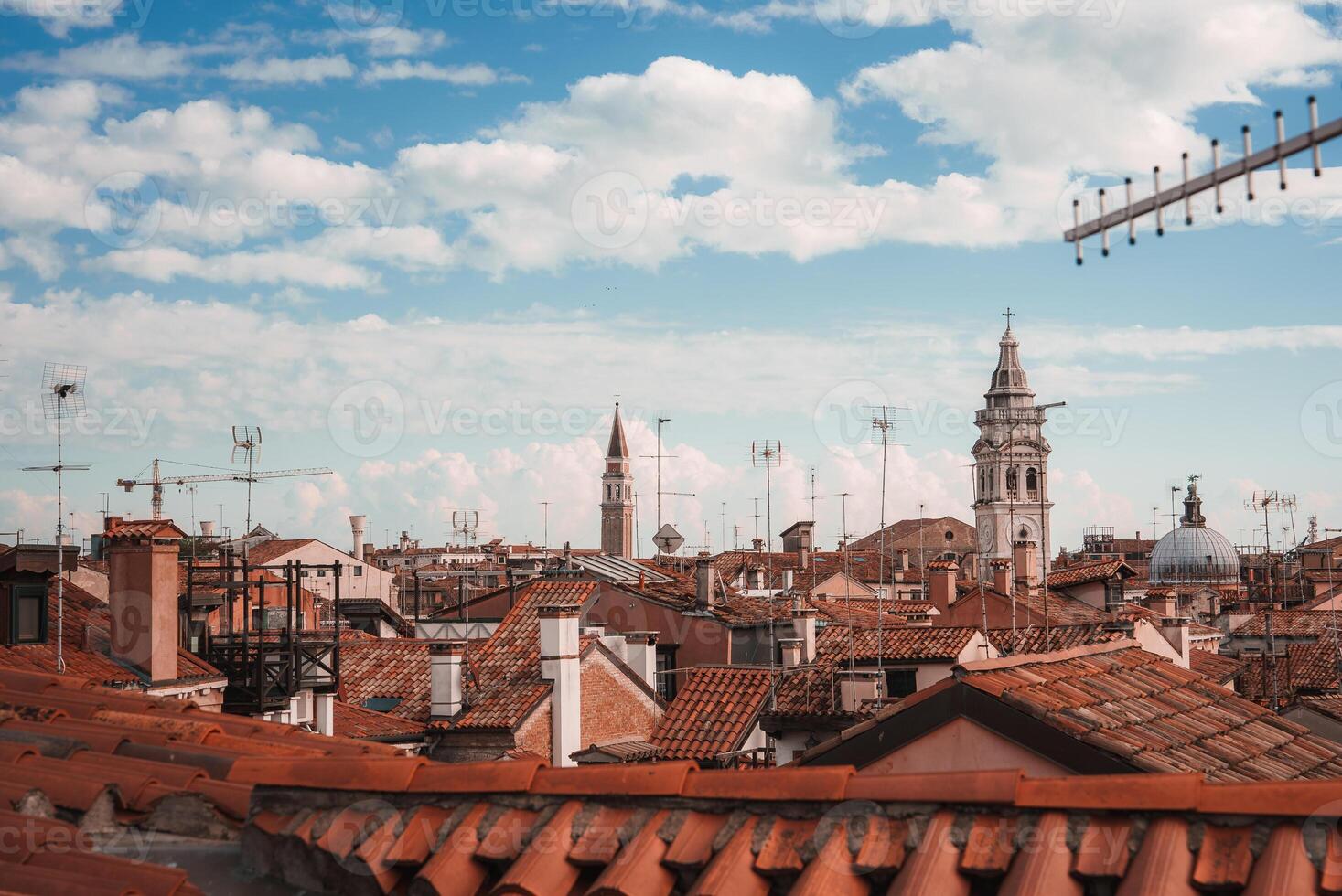 sereen op het dak visie van Venetië, italië iconisch oriëntatiepunten en grachten in zomer foto