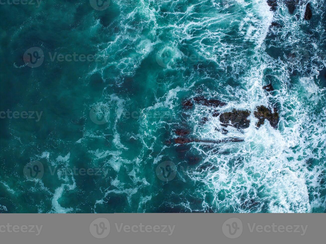 antenne visie van de reusachtig grote Oceaan oceaan golven foto