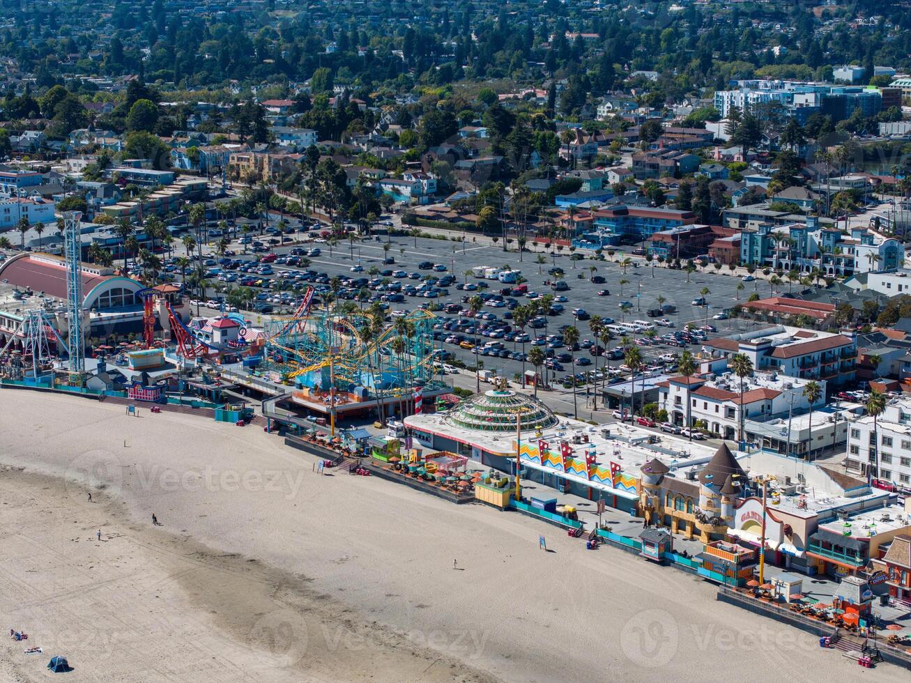 antenne visie van de amusement park in de kerstman cruz strand dorp. foto