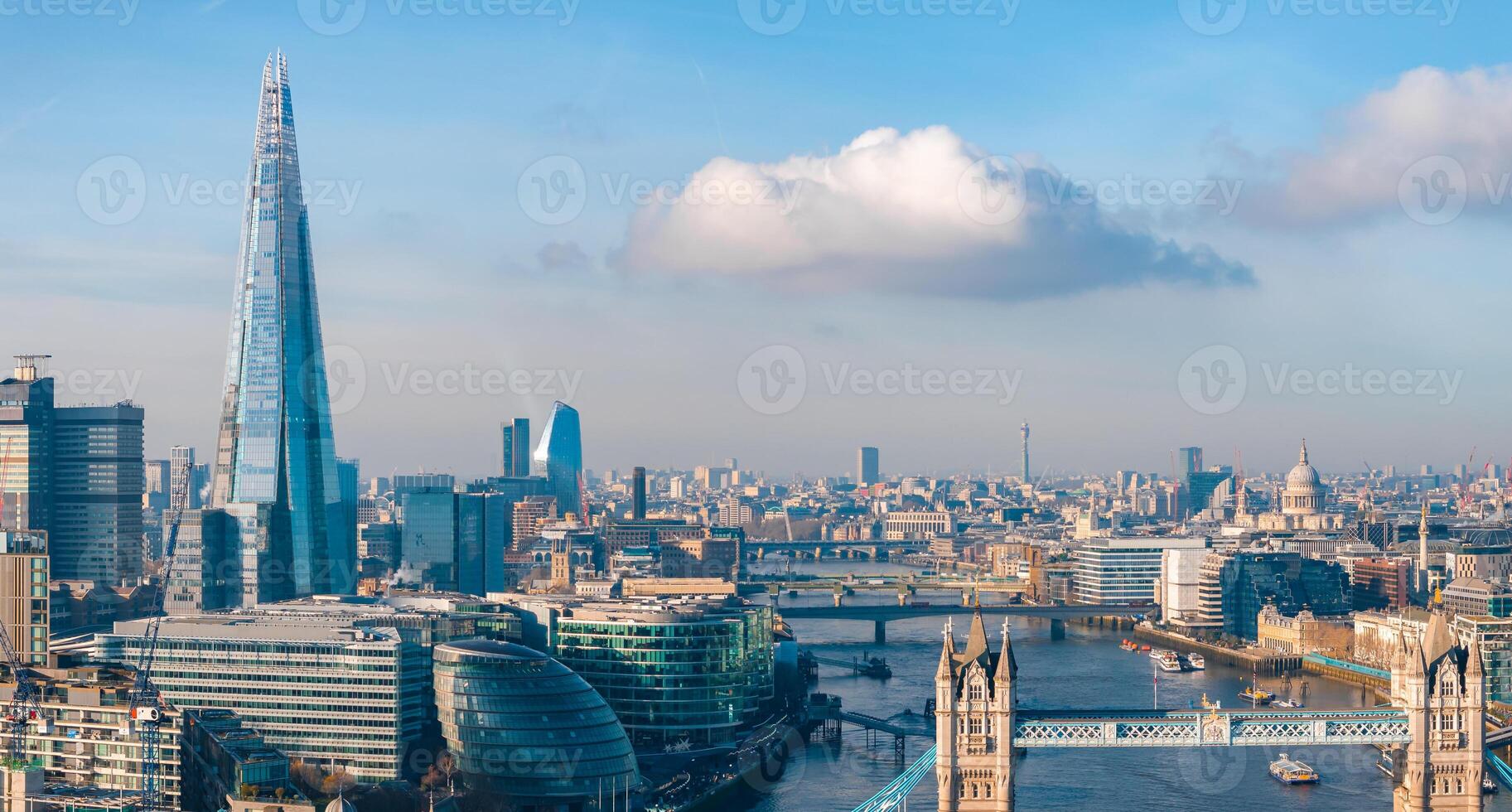 antenne visie van de stad van Londen scherf wolkenkrabber. foto