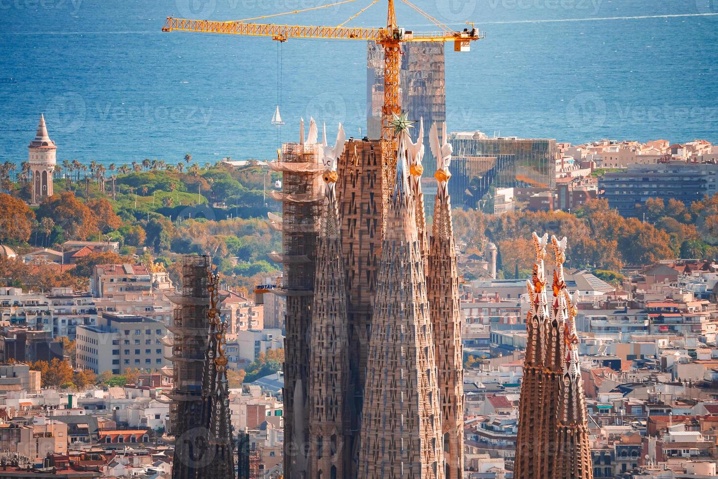 sagrada familia's torenspitsen met uitzicht Barcelona's stadsgezicht Bij zonsondergang foto