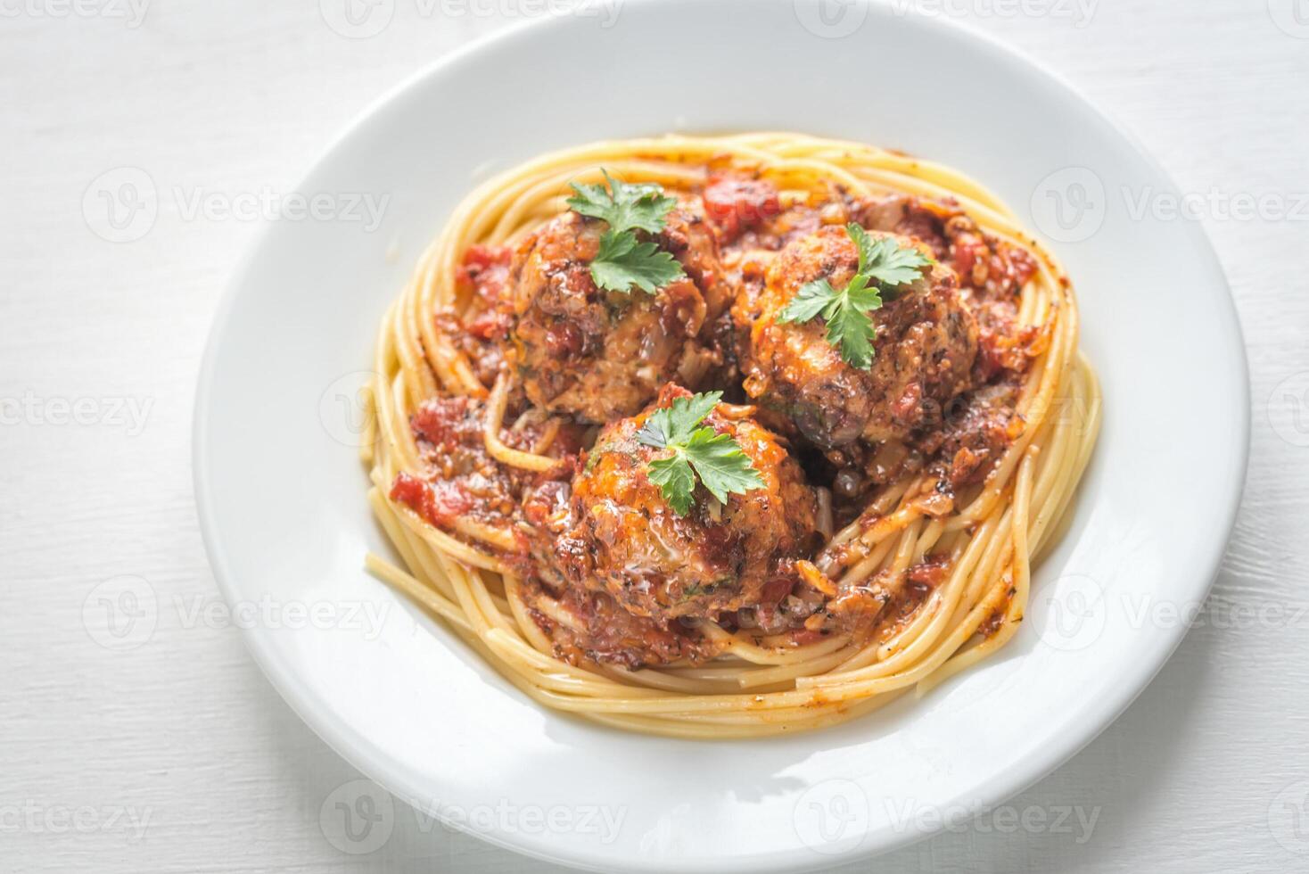 kalkoen gehaktballen met pasta en vers erwten foto