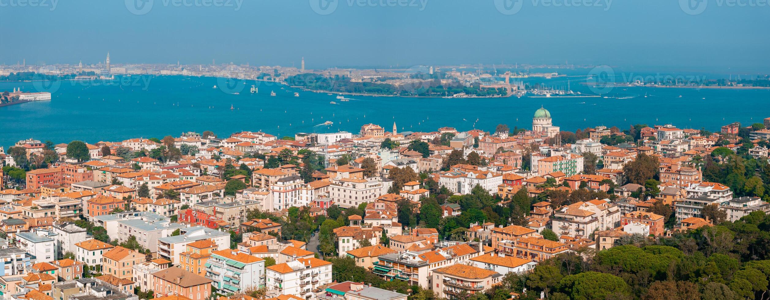 luchtfoto van het eiland lido de venezia in venetië, italië. foto