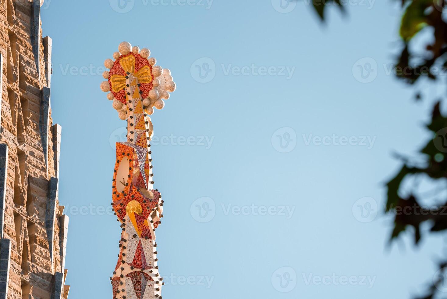 kleurrijk mozaïek- torenspitsen van sagrada familie, Barcelona tegen blauw lucht foto