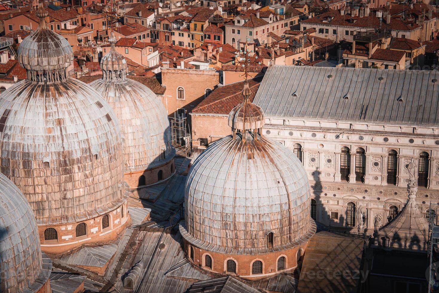 antenne visie van Venetië, Italië verbijsterend dag vastleggen van iconisch oriëntatiepunten en grachten foto