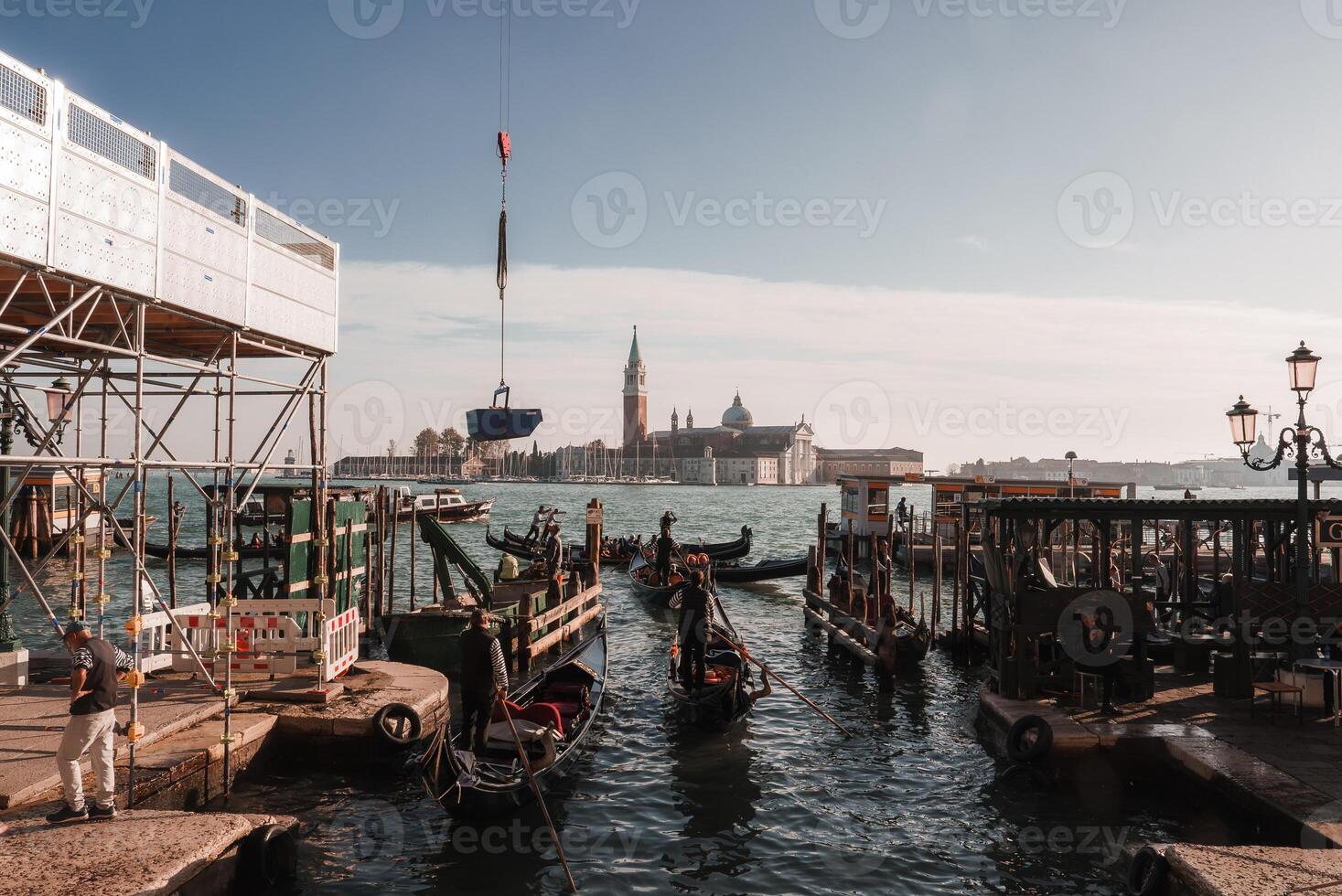 Venetië gondel aangemeerd in rustig water met Nee gebouwen of boten in zicht foto