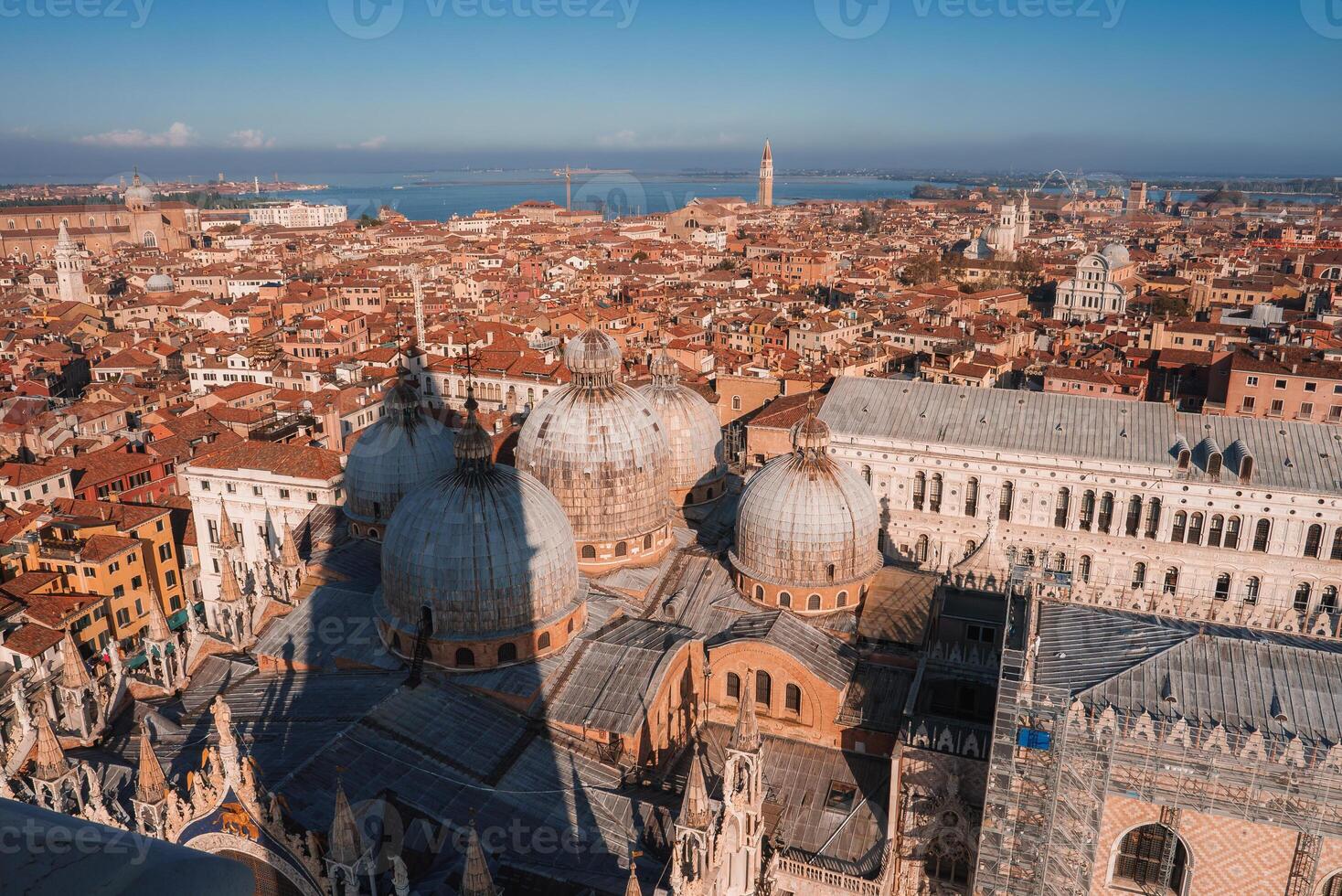 antenne visie van Venetië, Italië iconisch grachten, gondels, en historisch architectuur in stadsgezicht vastleggen foto