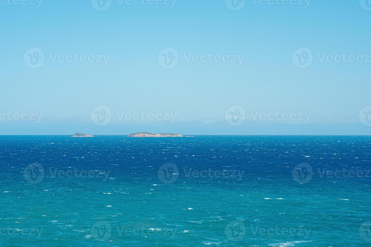 zeegezicht Aan een winderig zonnig dag met eilanden en ver weg nauwelijks zichtbaar kust Aan de horizon foto