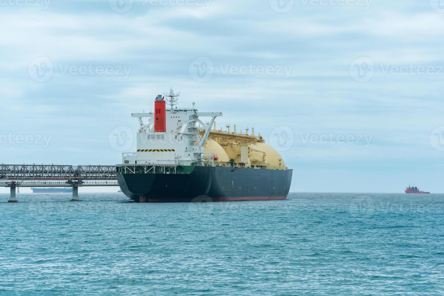 vloeibaar gemaakt natuurlijk gas- tanker vaartuig gedurende bezig met laden Bij een lng offshore terminal foto