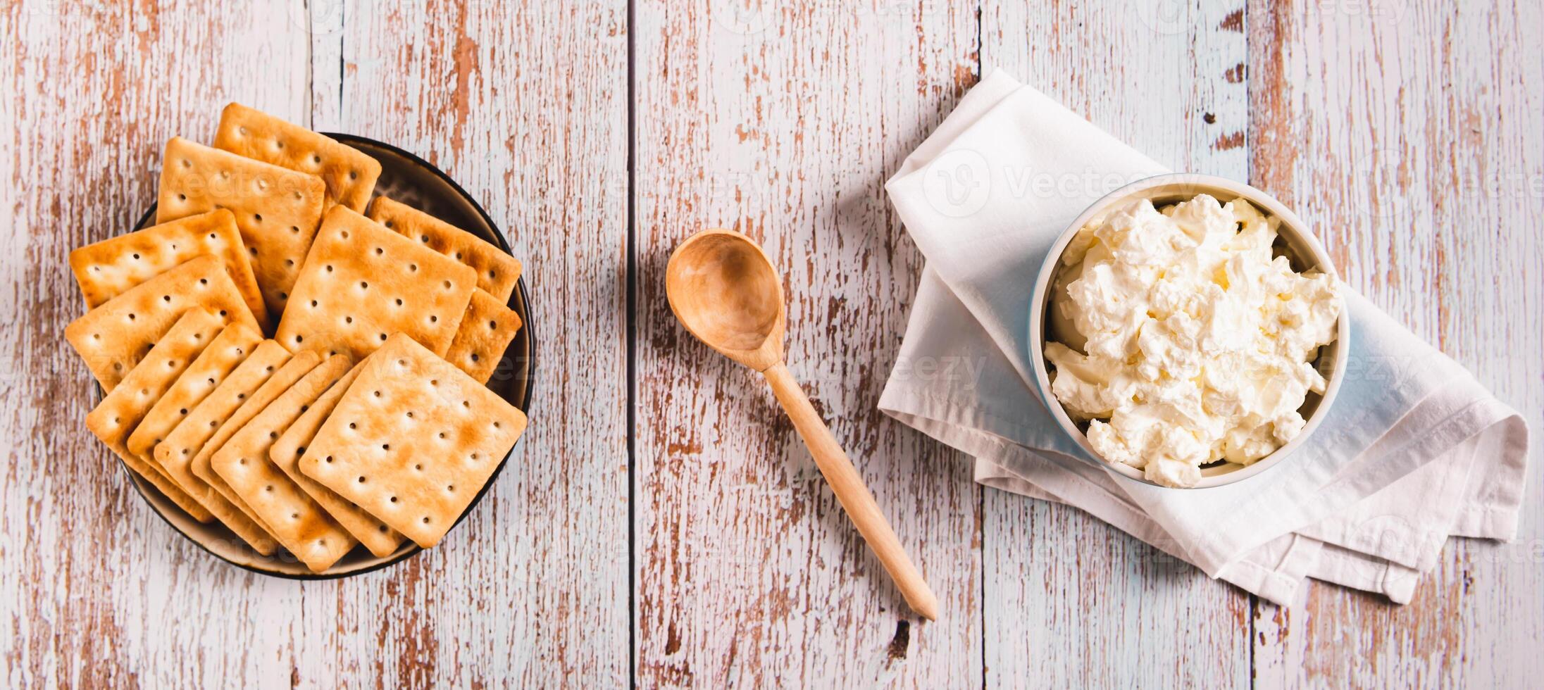 vers Italiaans mascarpone kaas in een kom Aan de tafel top visie web banier foto