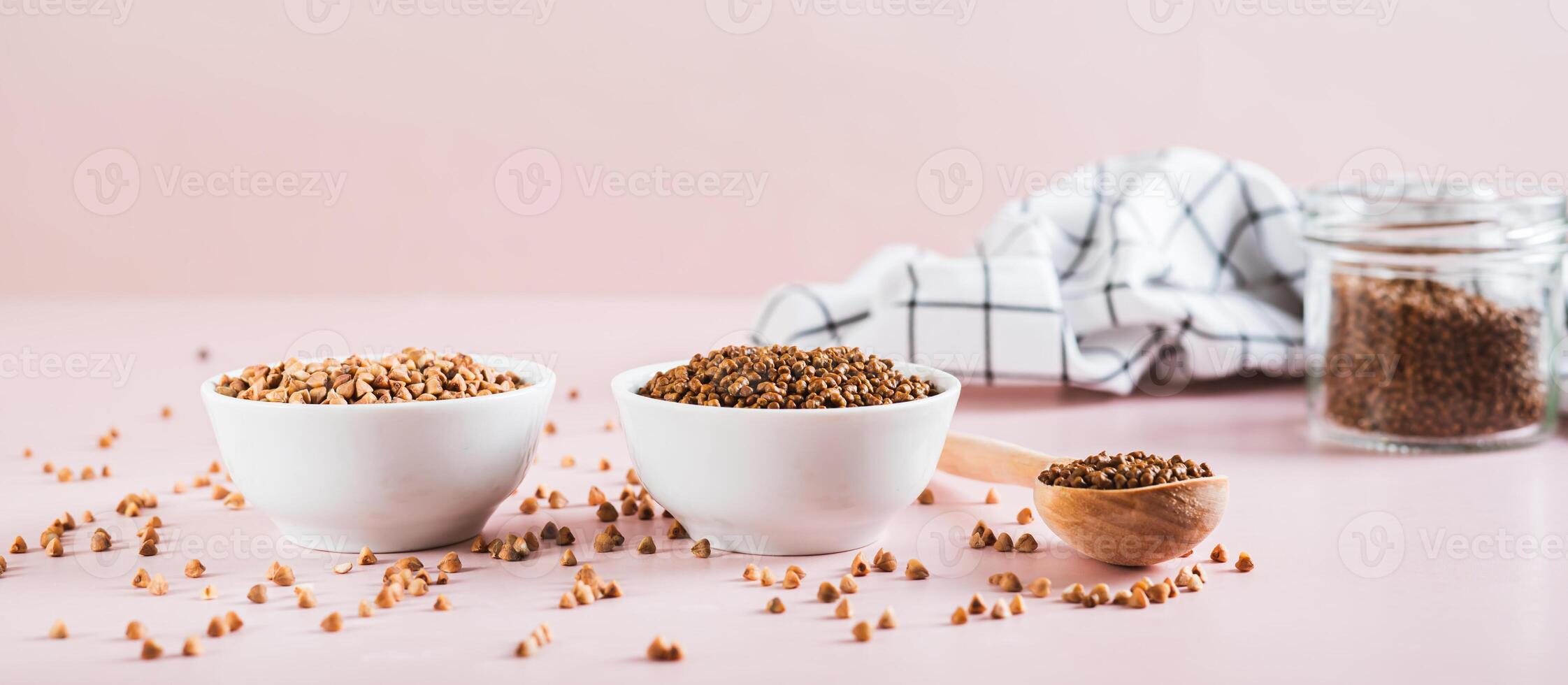 droog boekweit thee korrels in een schaal, lepel en pot Aan de tafel web banier foto