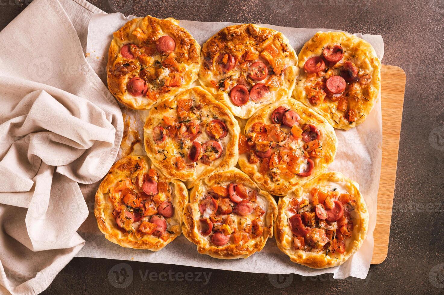 vers pizza pot taarten met tomaten, kaas en worstjes Aan een houten bord top visie foto