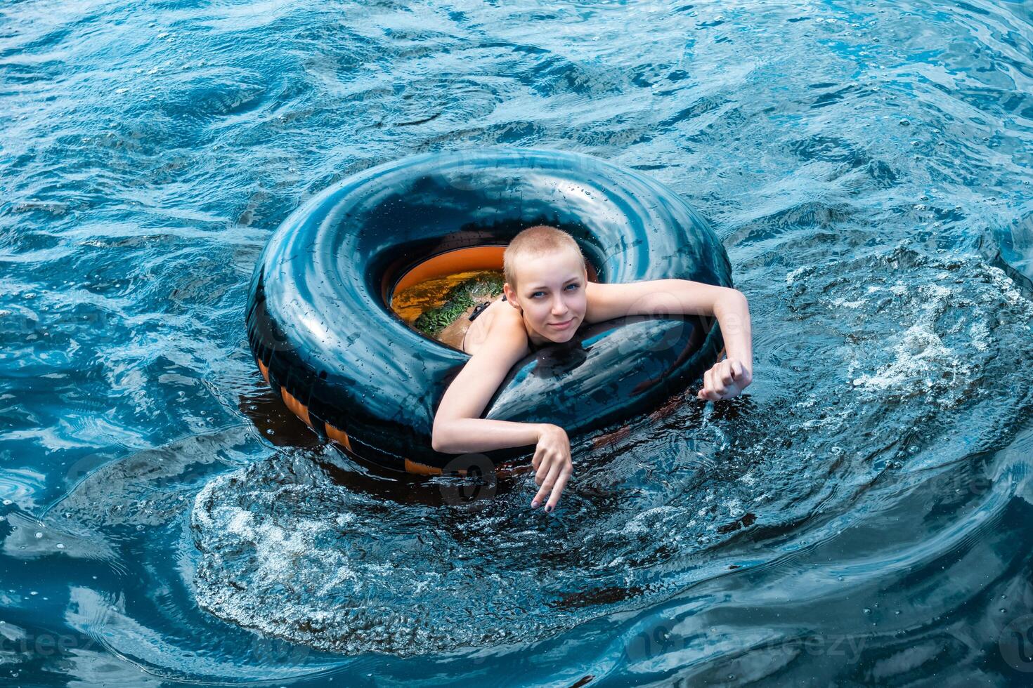 tiener meisje zwemmen gebruik makend van een zwemmen buis foto