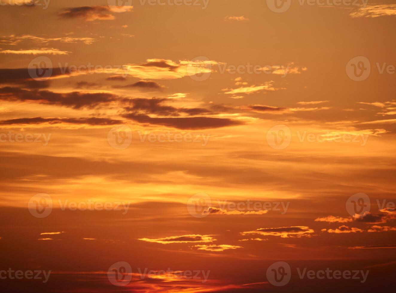 achtergrond - helder oranje zonsondergang lucht met wolken foto