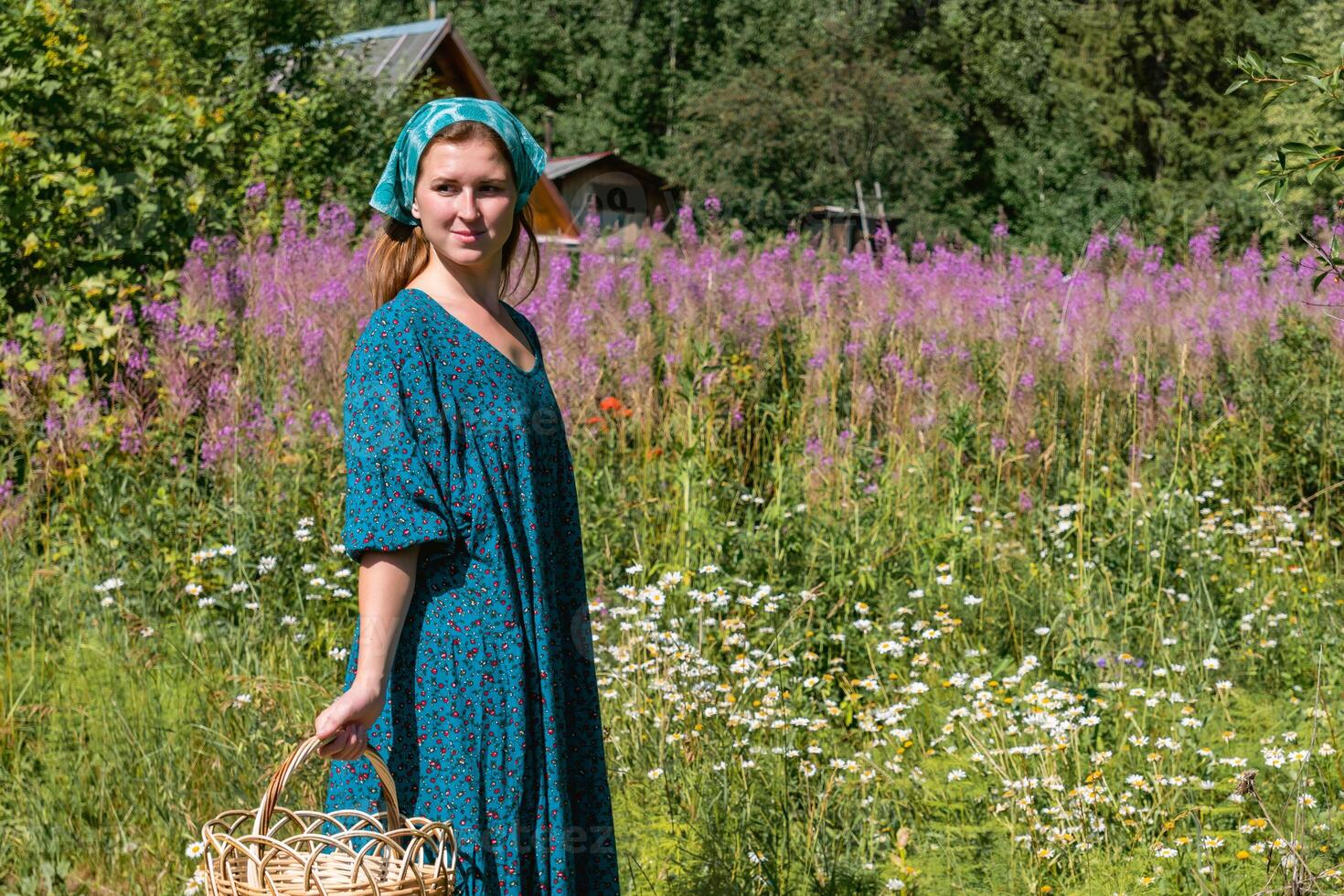 jong vrouw in volk Onderdaan kleren Aan de achtergrond van een bloeiend weide en landelijk gebouwen foto