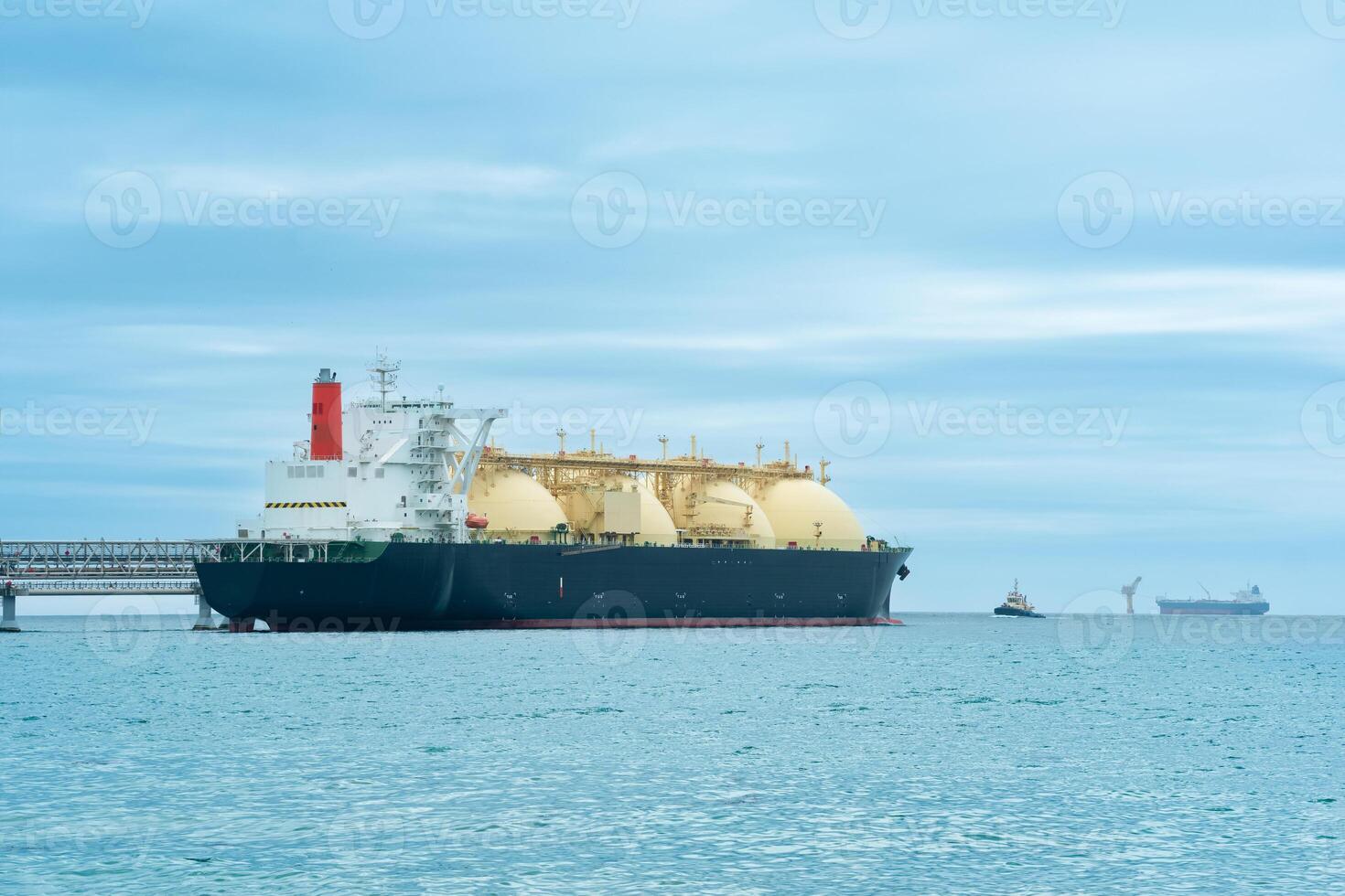 vloeibaar gemaakt natuurlijk gas- vervoerder vaartuig gedurende bezig met laden Bij een lng offshore terminal foto