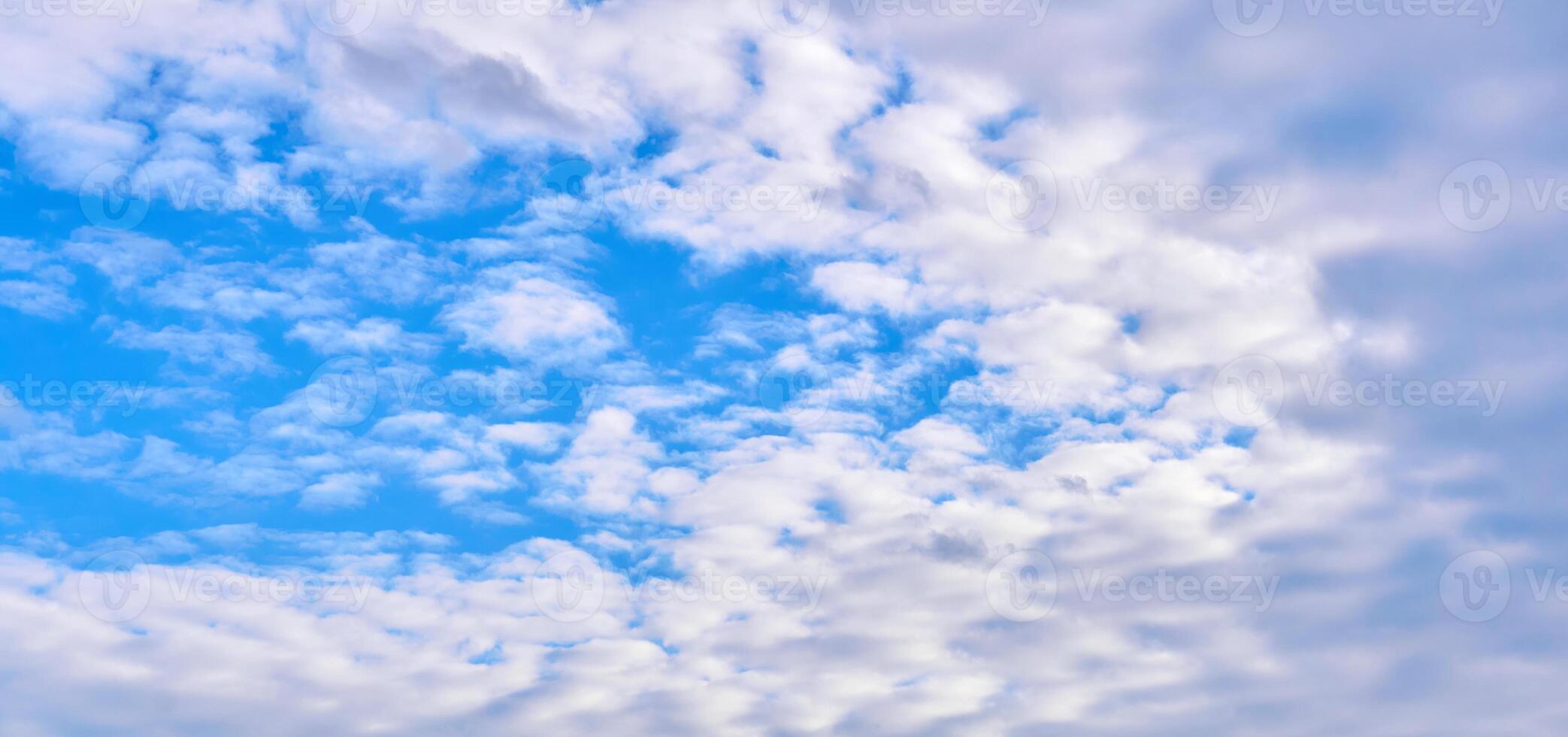 natuurlijk achtergrond - blauw lucht met wit wolken foto