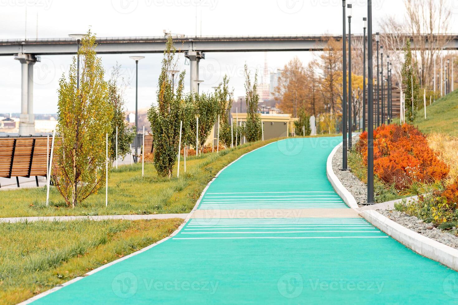 jogging bijhouden in de sport- Oppervlakte van de stad kust- park foto