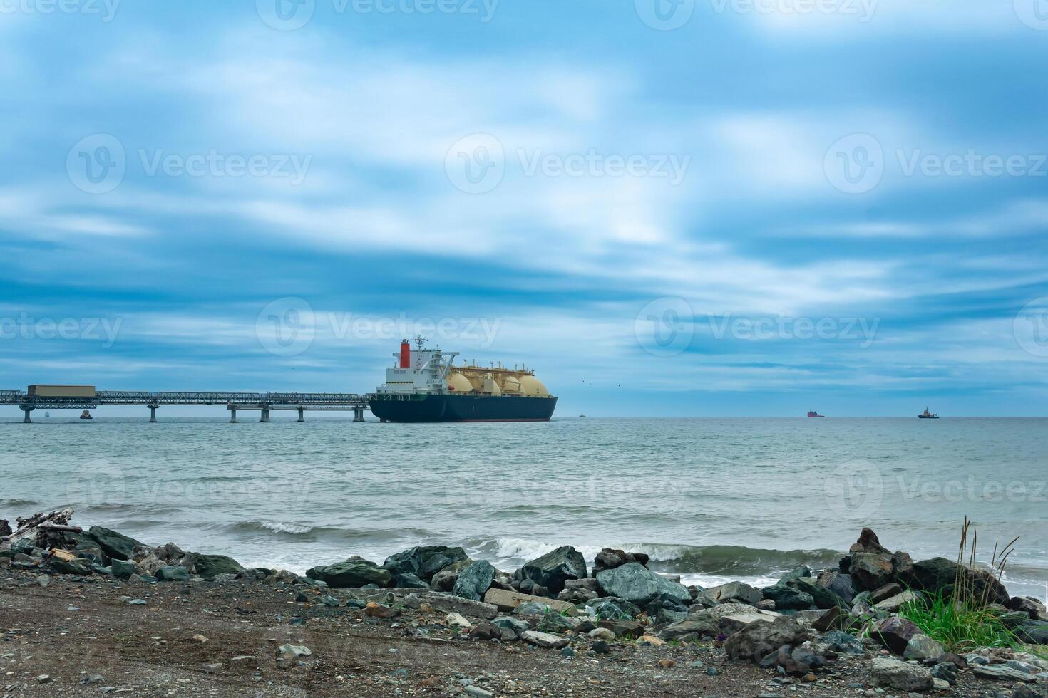 vloeibaar gemaakt natuurlijk gas- vervoerder tanker gedurende bezig met laden Bij een lng offshore terminal foto