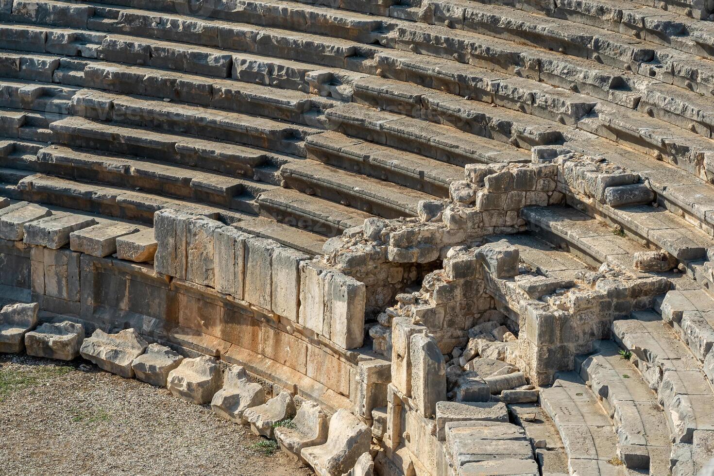 visie van de arena en staat van de antiek amfitheater in de ruïnes van myra demre, kalkoen foto