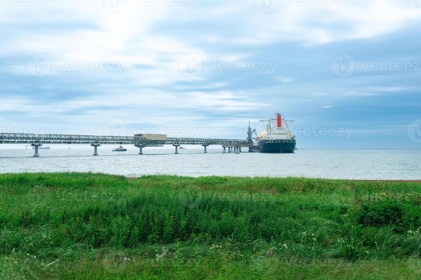 vloeibaar gemaakt natuurlijk gas- vervoerder tanker gedurende bezig met laden Bij een lng offshore terminal foto