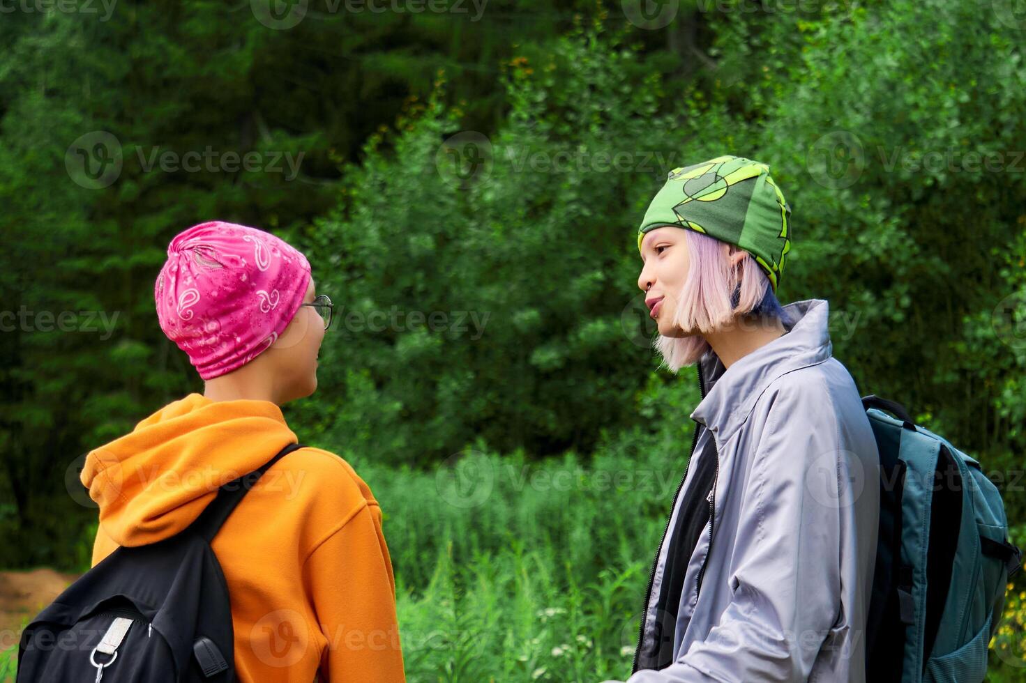 tieners chatten buitenshuis Aan een natuurlijk Woud achtergrond foto